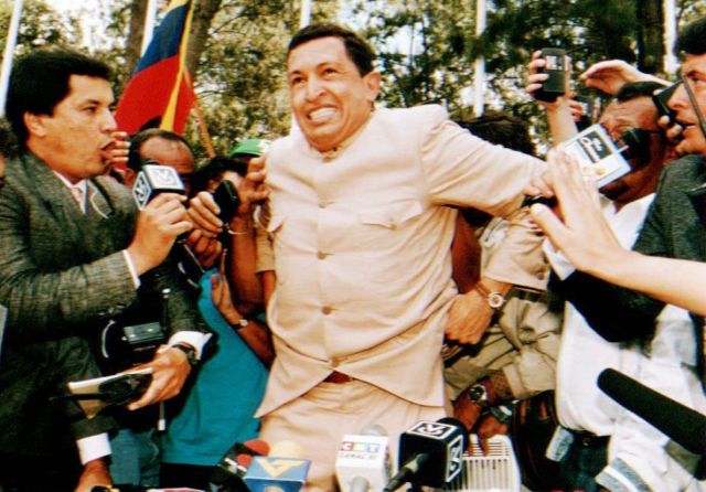Hugo Chávez när han släpptes ur fängelset 1994, efter den misslyckade resningen 1992. Fem år senare var han Venezuelas president och landet fick en ny konstitution.